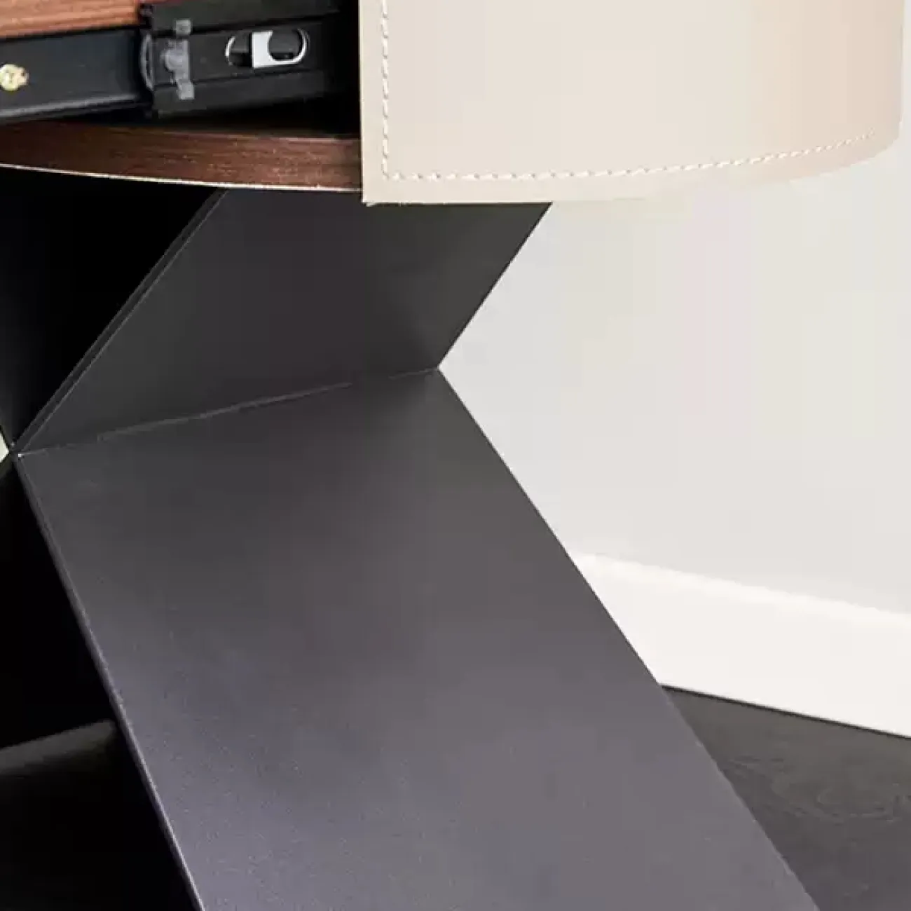 Изящный прикроватный столик Wand с кожаной обивкой TB39520-32