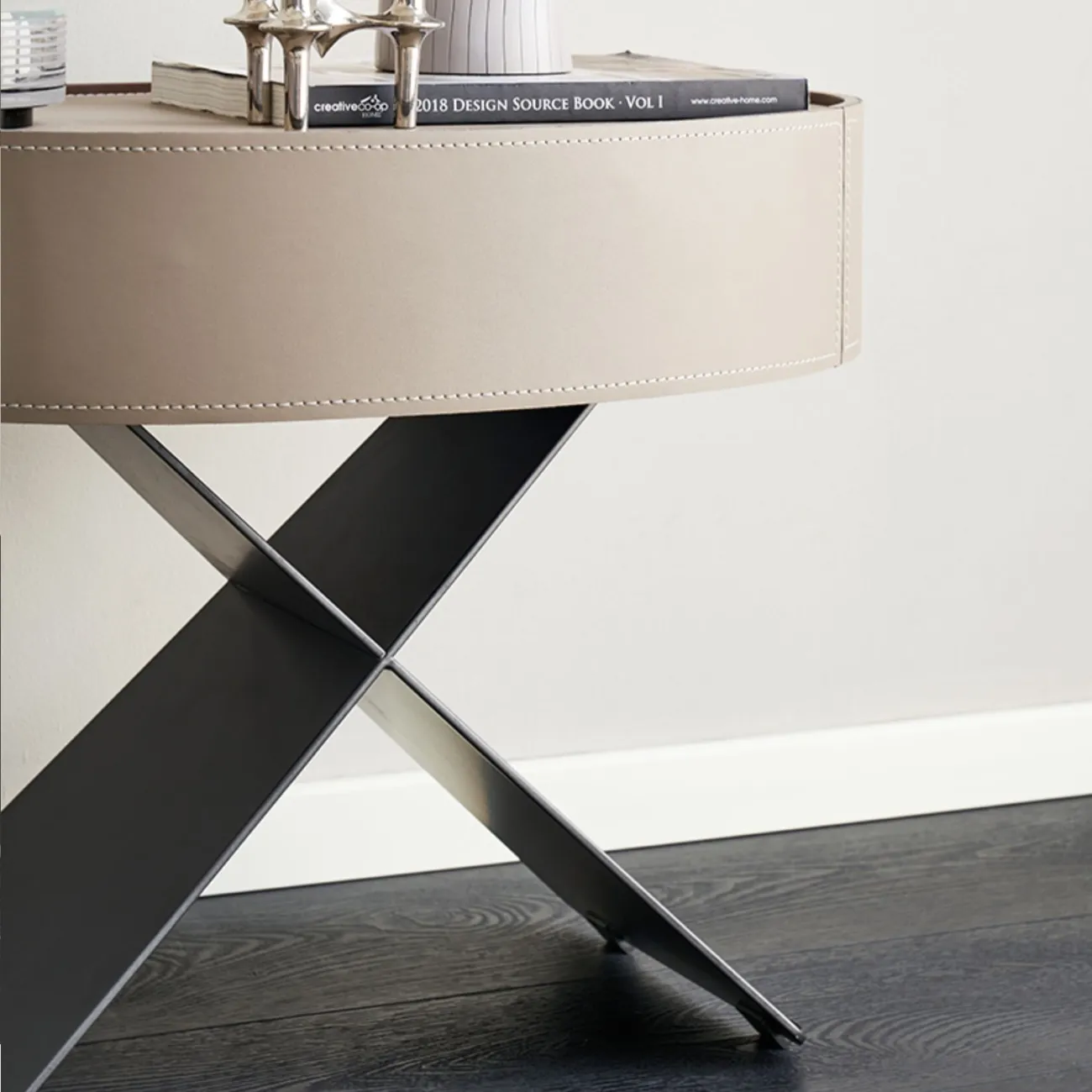 Изящный прикроватный столик Wand с кожаной обивкой TB39520-32