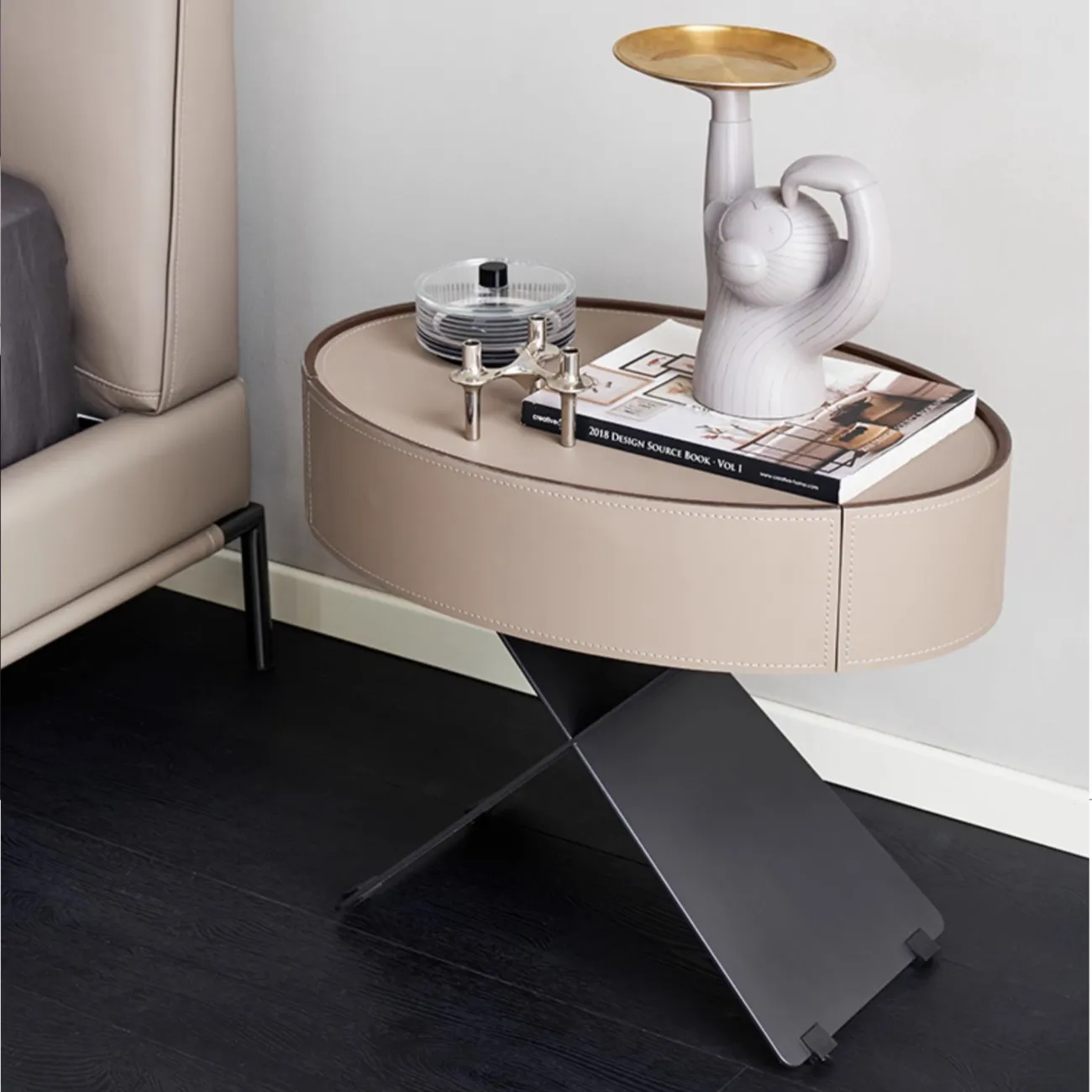 Изящный прикроватный столик Wand с кожаной обивкой TB39520-32