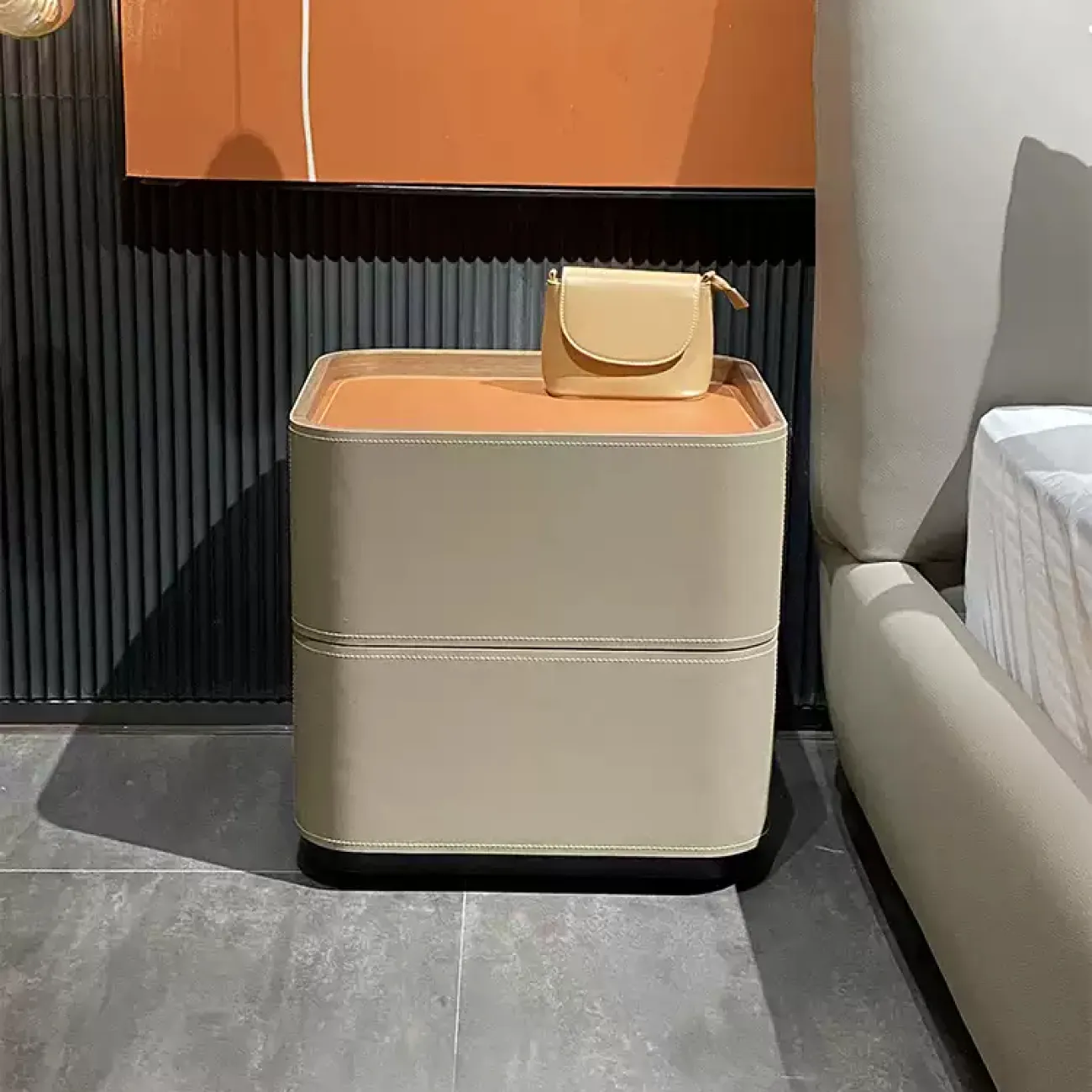 Элегантная прикроватная тумба Wand с кожаной обивкой TB39523-32 Элегантная прикроватная тумба Wand с кожаной обивкой TB39523-32