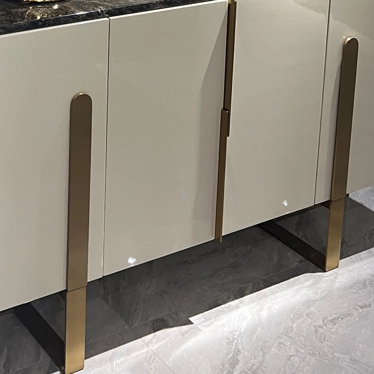 Роскошный комод Wand со столешницами на выбор KD39524-32