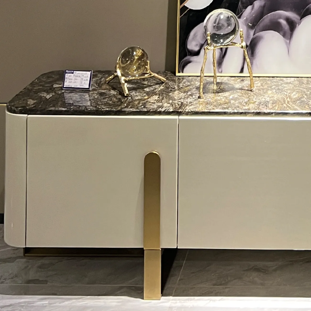 Элегантная тумба под телевизор Wand с разными столешницами TB39525-32