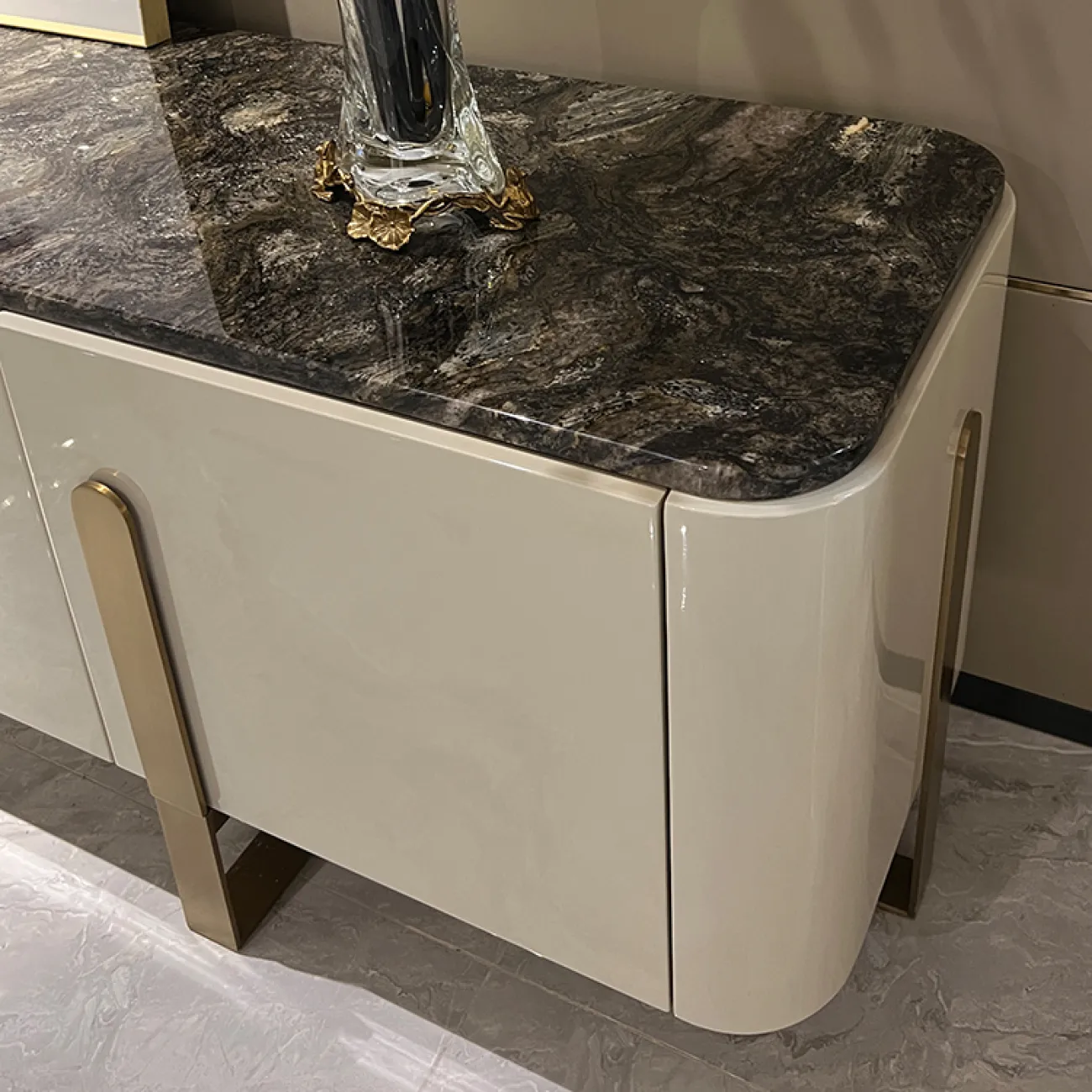 Элегантная тумба под телевизор Wand с разными столешницами TB39525-32