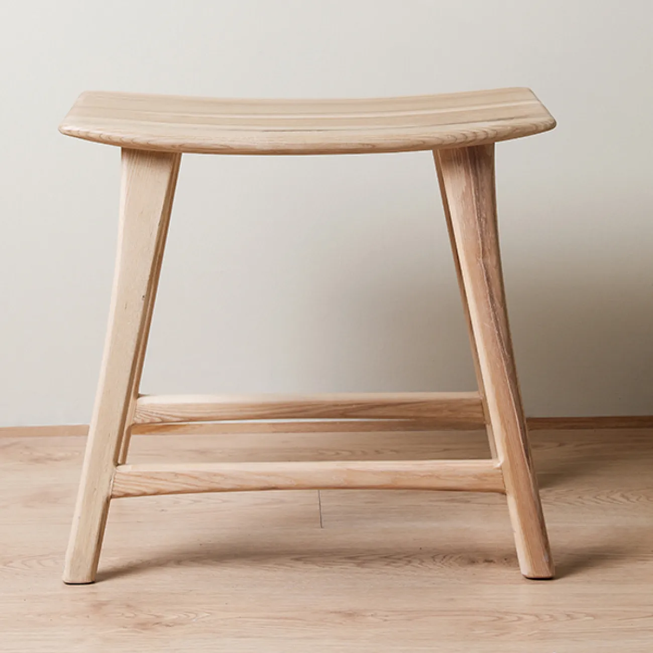 Удобный табурет Minicum из дерева ясеня TB39557-32