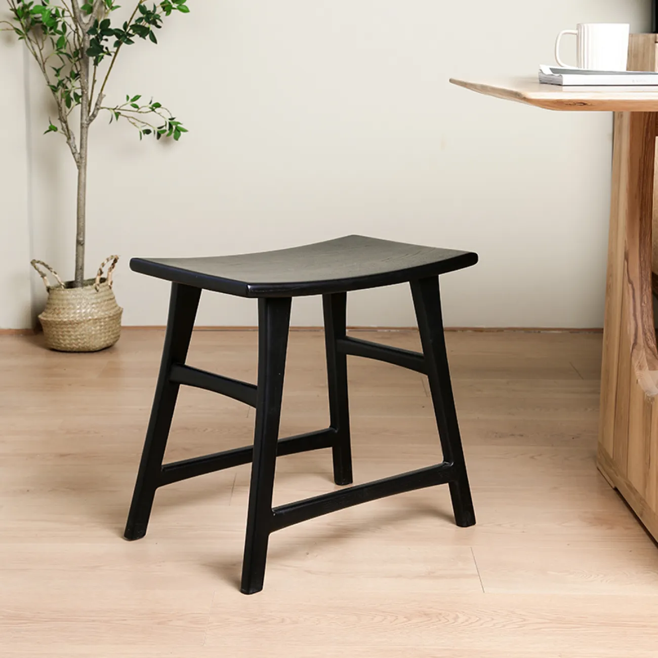 Удобный табурет Minicum из дерева ясеня TB39557-32