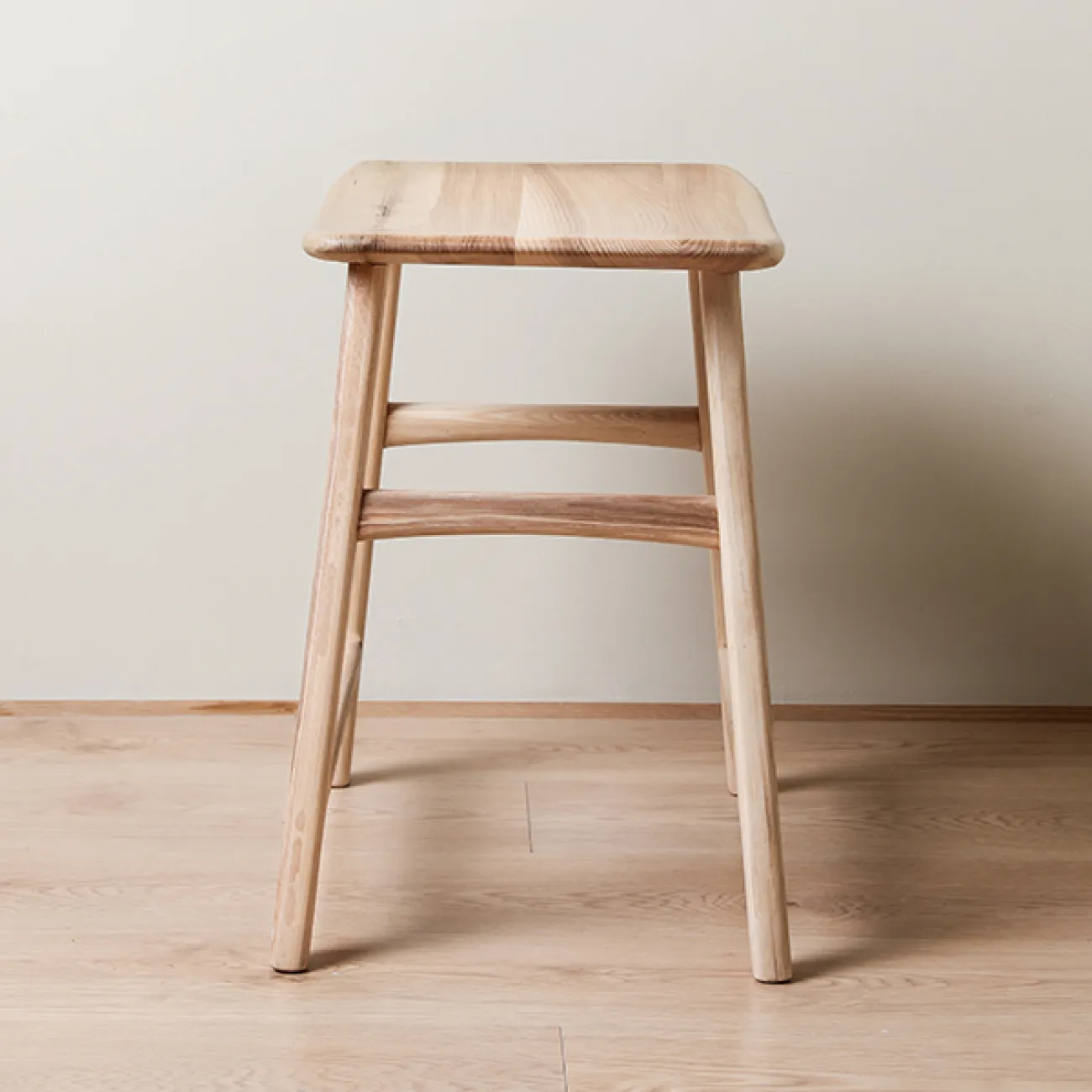 Удобный табурет Minicum из дерева ясеня TB39557-32