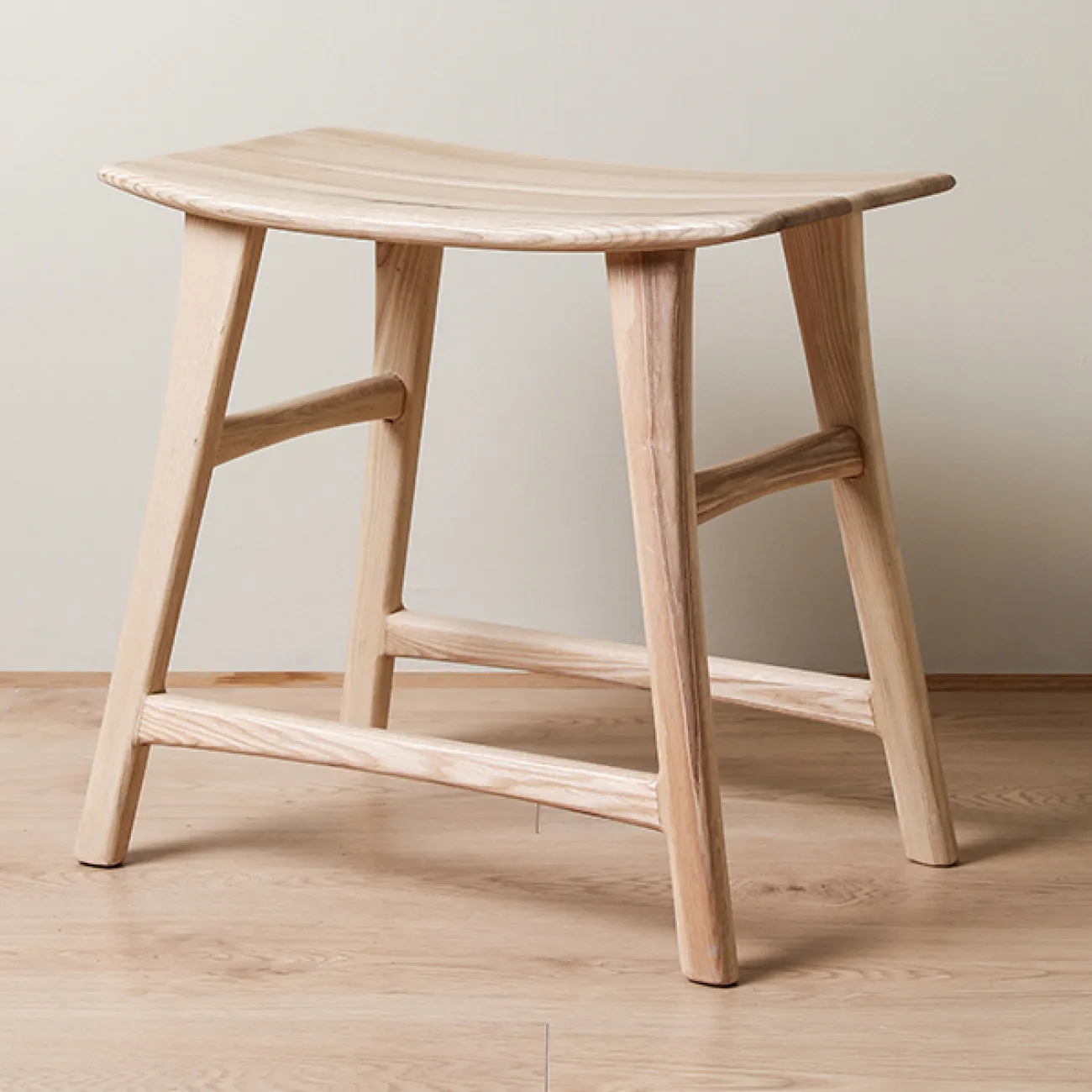 Удобный табурет Minicum из дерева ясеня TB39557-32