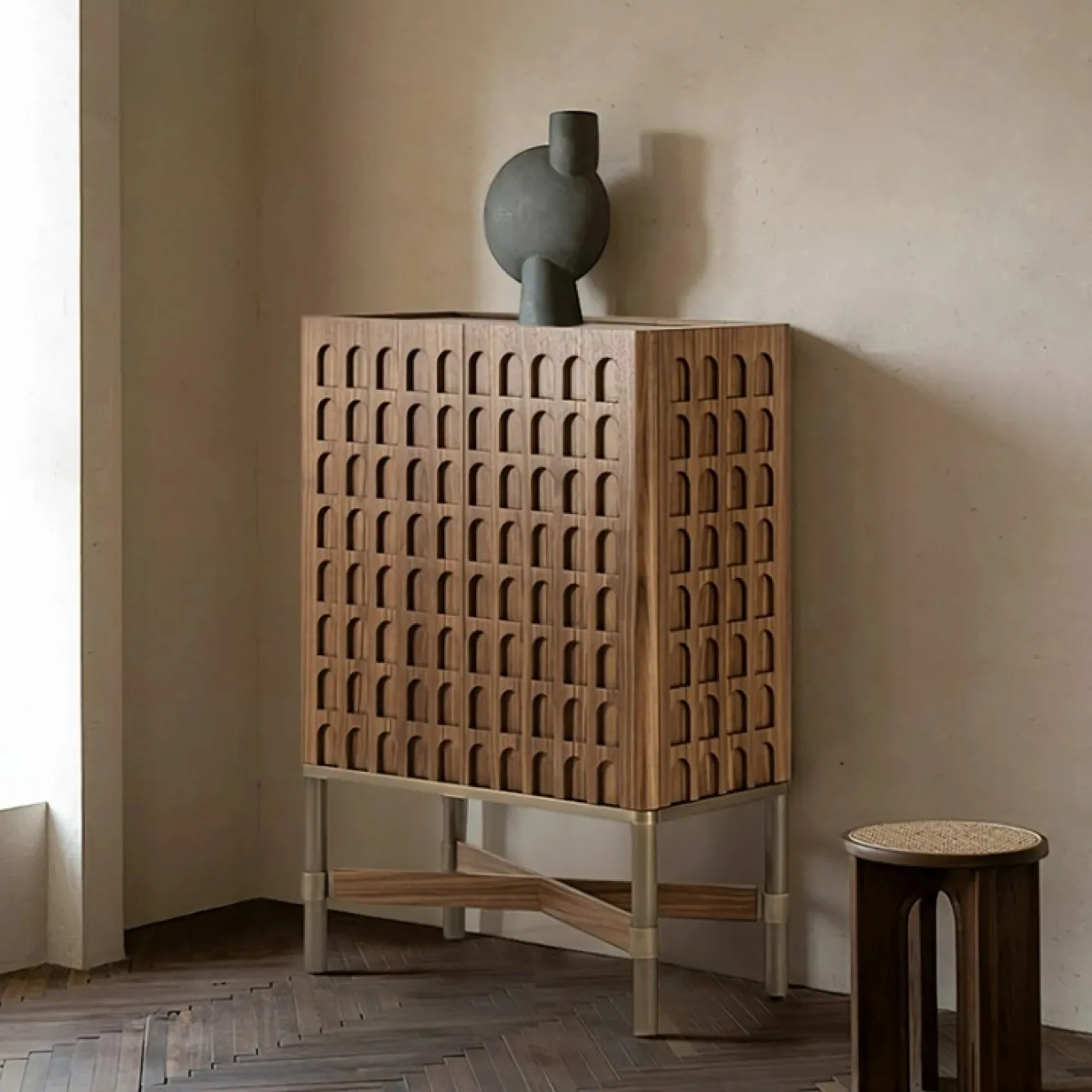 Роскошный сервант Minicum ручной работы из грецкого ореха SV39600-32 Роскошный сервант Minicum ручной работы из грецкого ореха SV39600-32