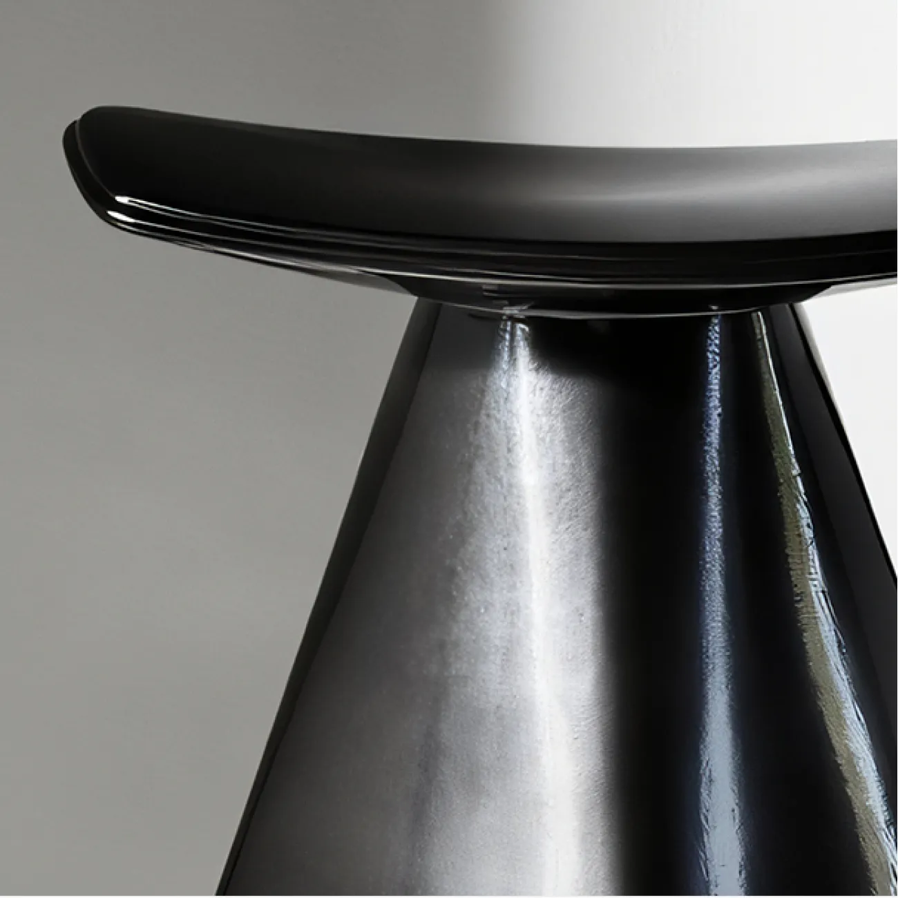 Стильный табурет Minicum ручной работы из дерева TB39626-32