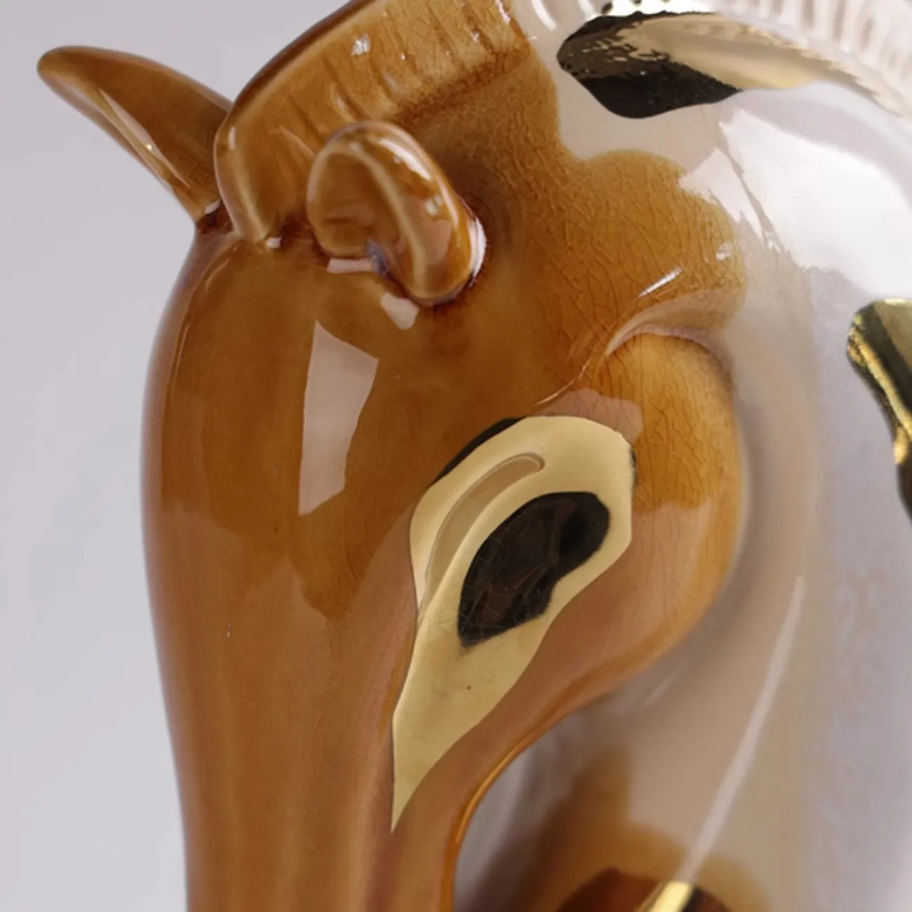 Лаконичная скульптура "Лошадь" от Qiekoo из керамики SK39689-32