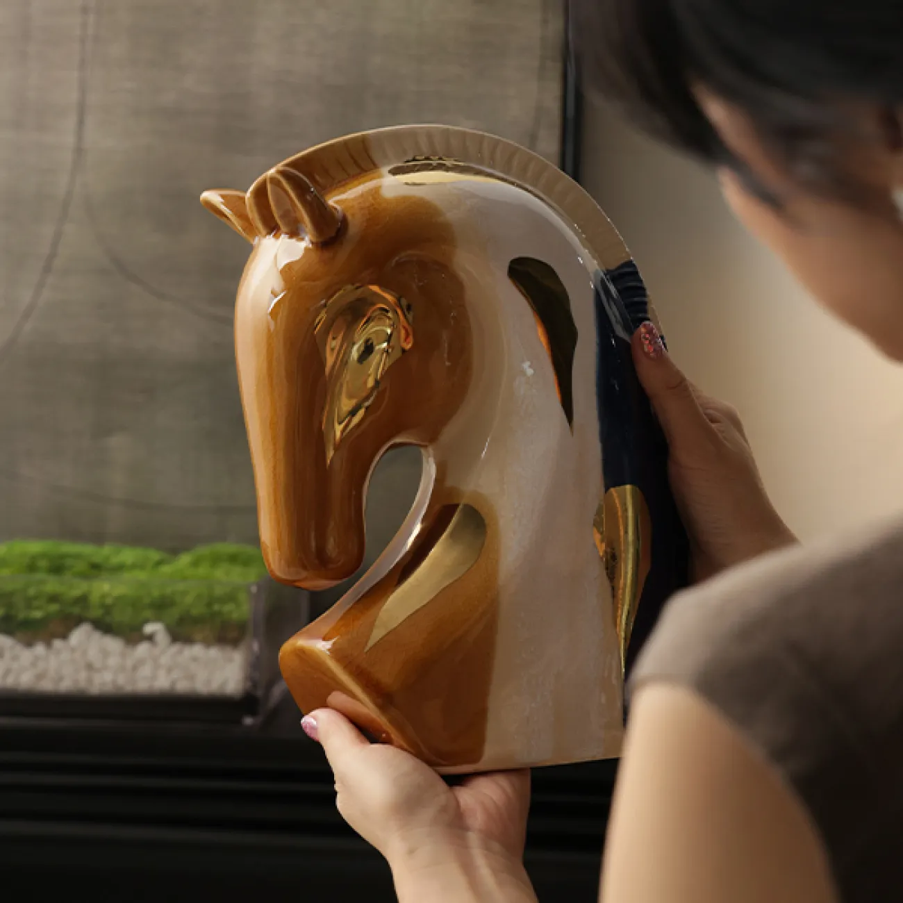 Лаконичная скульптура "Лошадь" от Qiekoo из керамики SK39689-32