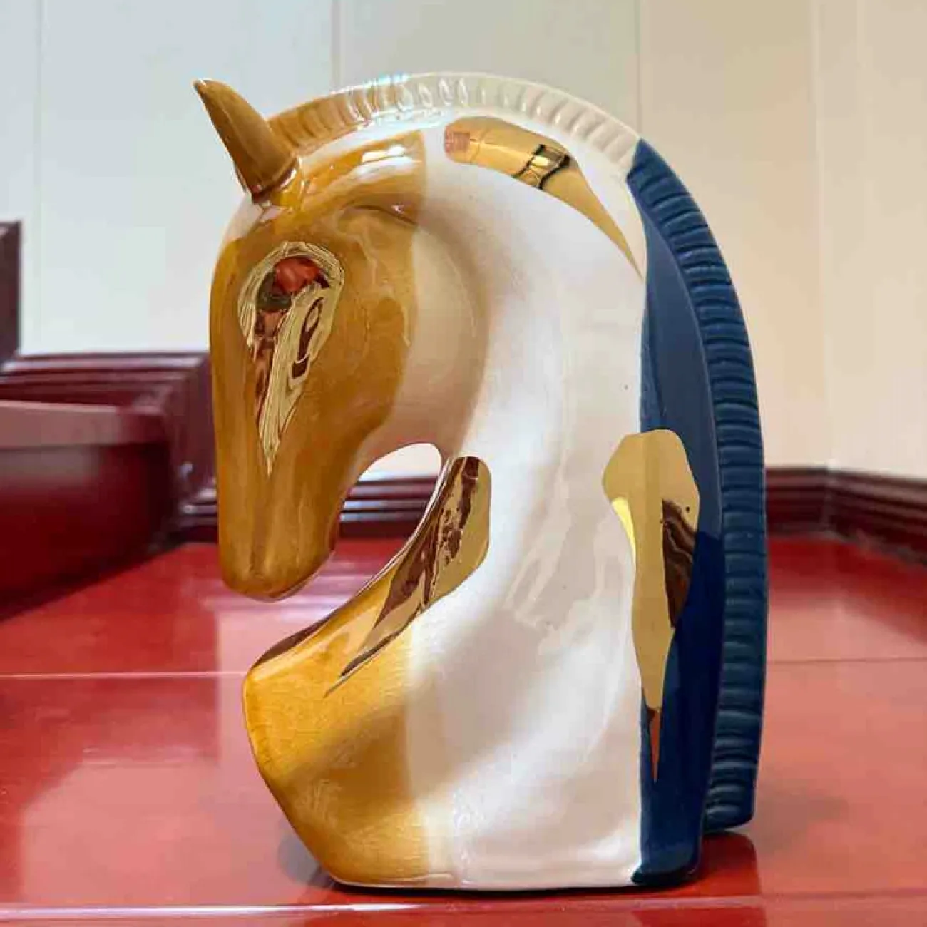 Лаконичная скульптура "Лошадь" от Qiekoo из керамики SK39689-32