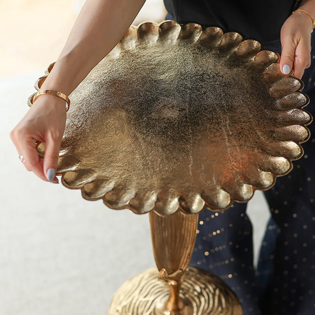 Оригинальный журнальный столик "Подсолнух" Qiekoo из алюминия JS39692-32 Оригинальный журнальный столик "Подсолнух" Qiekoo из алюминия JS39692-32