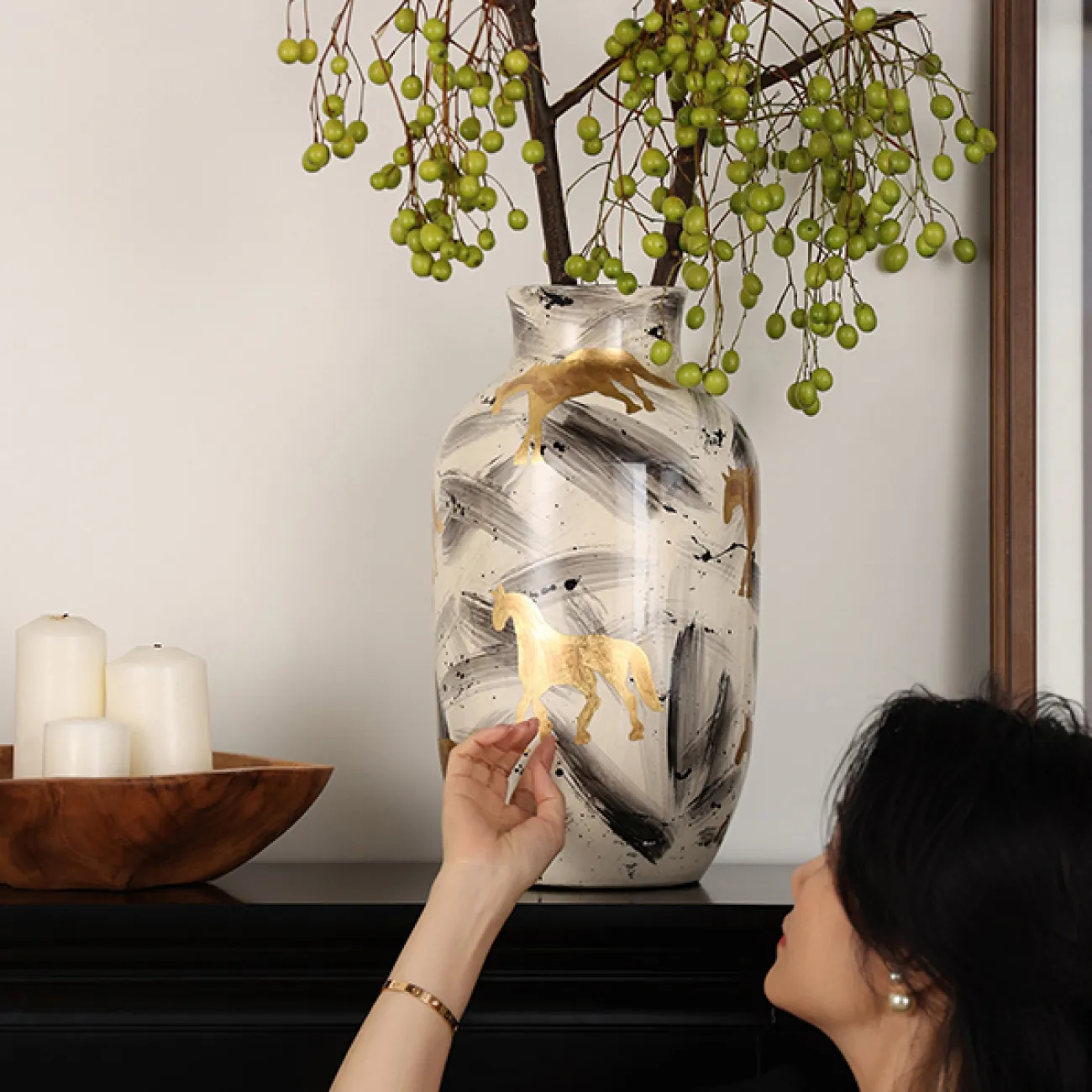 Роскошная настольная ваза "Золотой конь" Qiekoo из керамики VZ39694-32 Роскошная настольная ваза "Золотой конь" Qiekoo из керамики VZ39694-32