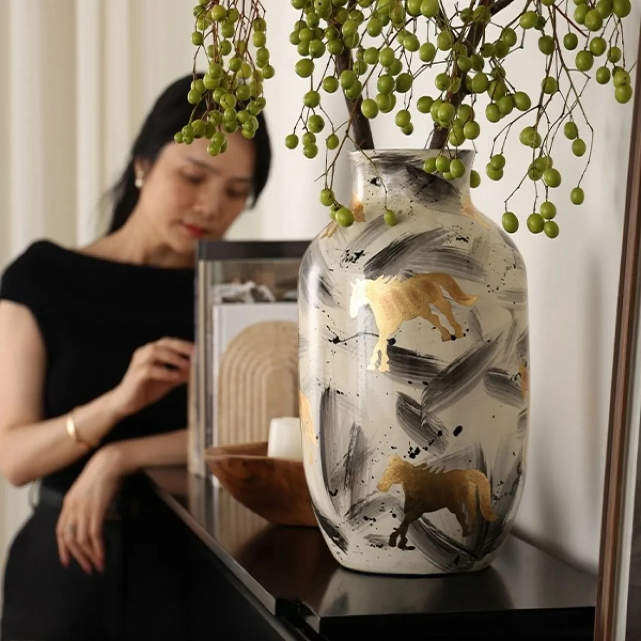 Роскошная настольная ваза "Золотой конь" Qiekoo из керамики VZ39694-32 Роскошная настольная ваза "Золотой конь" Qiekoo из керамики VZ39694-32