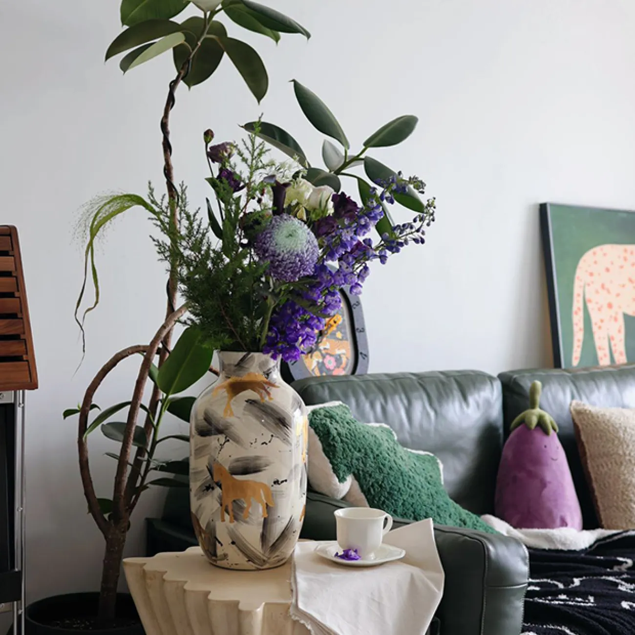 Роскошная настольная ваза "Золотой конь" Qiekoo из керамики VZ39694-32 Роскошная настольная ваза "Золотой конь" Qiekoo из керамики VZ39694-32