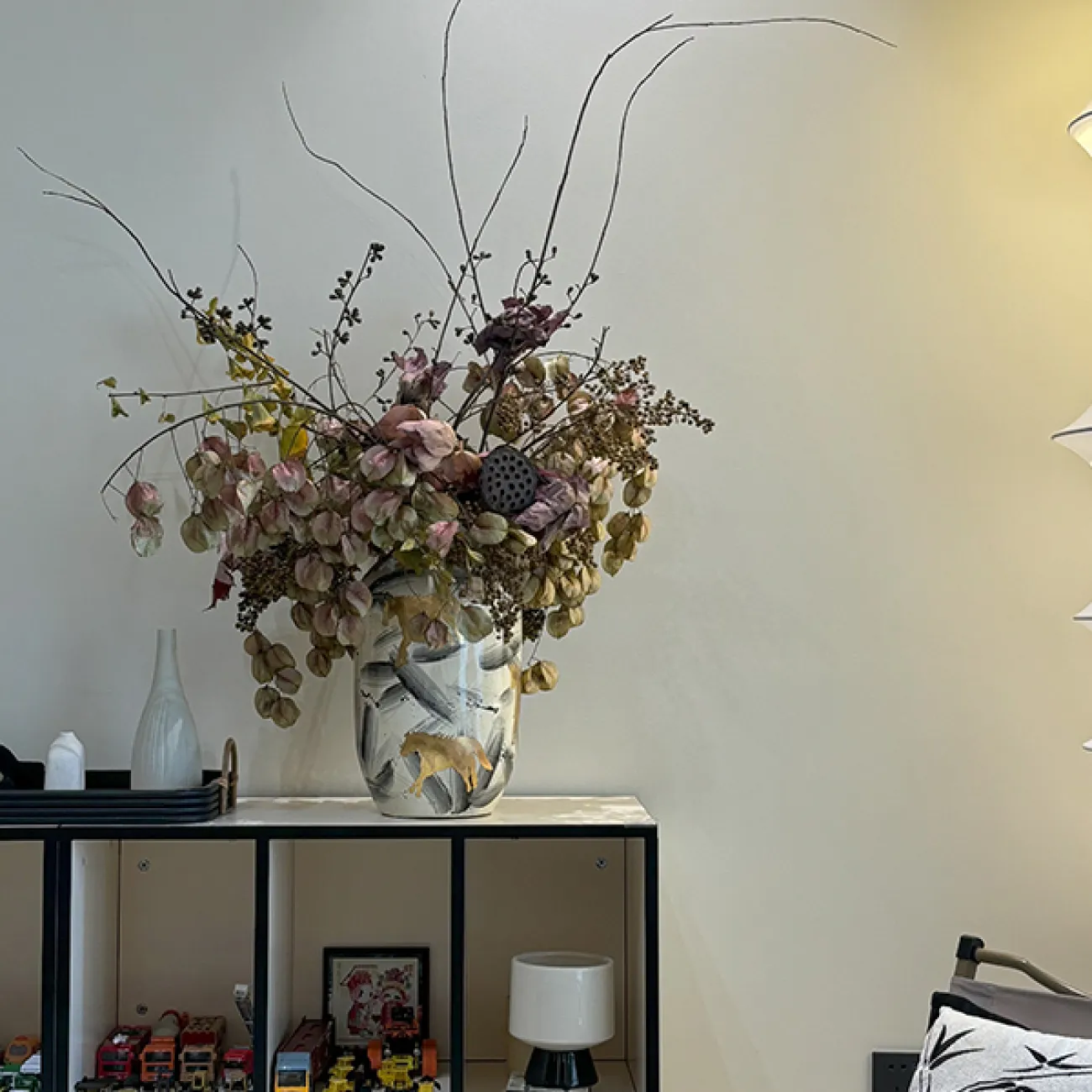 Роскошная настольная ваза "Золотой конь" Qiekoo из керамики VZ39694-32 Роскошная настольная ваза "Золотой конь" Qiekoo из керамики VZ39694-32