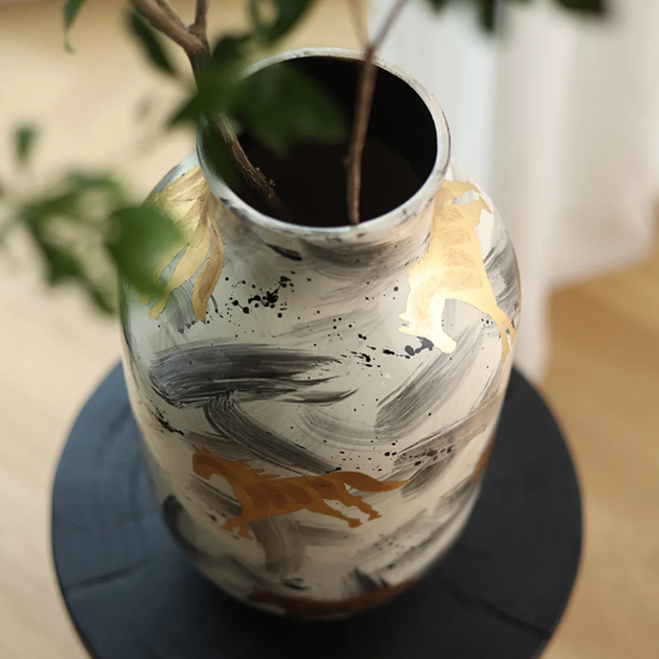 Роскошная настольная ваза "Золотой конь" Qiekoo из керамики VZ39694-32 Роскошная настольная ваза "Золотой конь" Qiekoo из керамики VZ39694-32