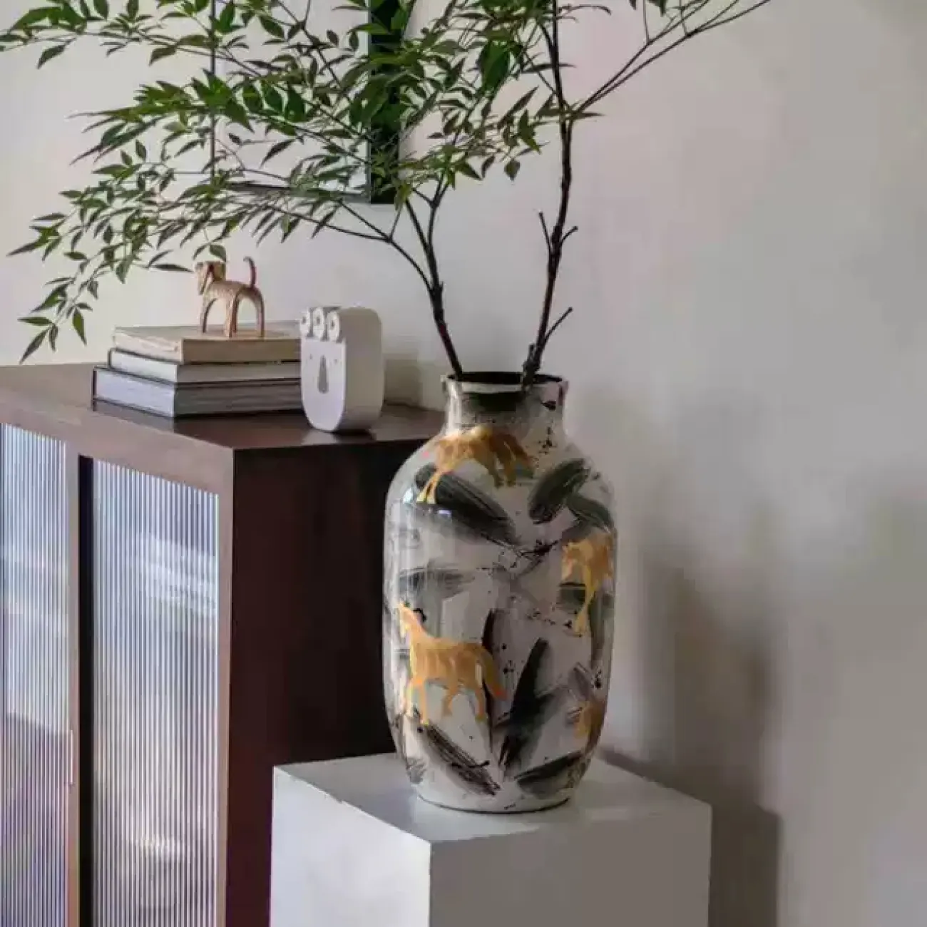 Роскошная настольная ваза "Золотой конь" Qiekoo из керамики VZ39694-32 Роскошная настольная ваза "Золотой конь" Qiekoo из керамики VZ39694-32