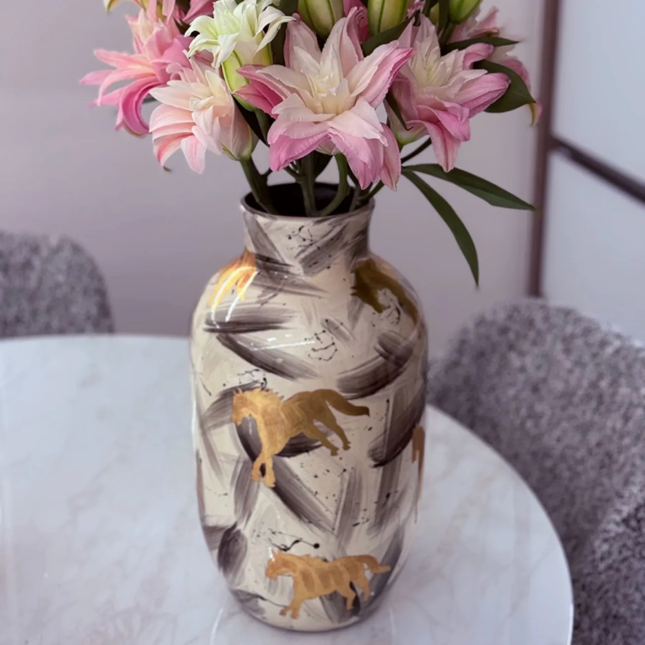 Роскошная настольная ваза "Золотой конь" Qiekoo из керамики VZ39694-32 Роскошная настольная ваза "Золотой конь" Qiekoo из керамики VZ39694-32