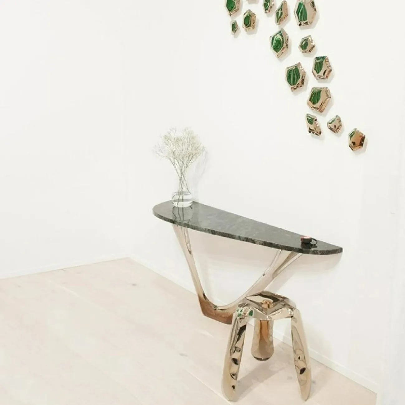 Стильный приставной столик Mozuo из металла и мрамора PS39702-32 Стильный приставной столик Mozuo из металла и мрамора PS39702-32