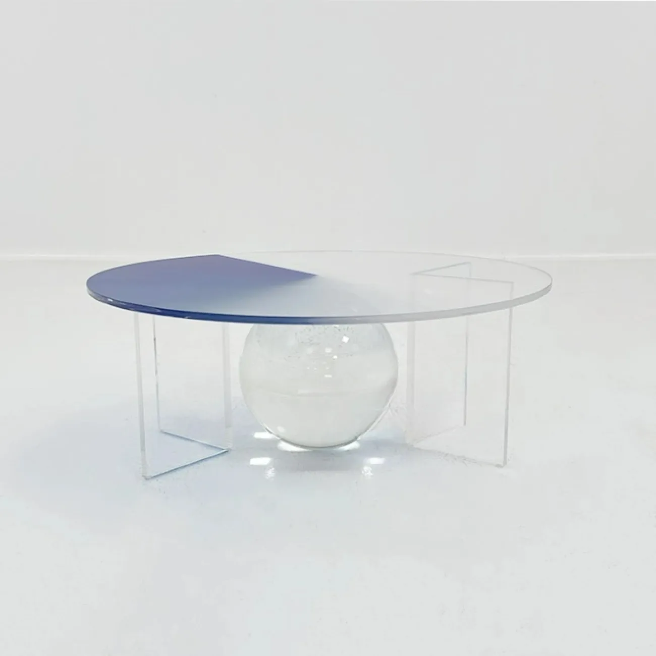 Элегантный журнальный столик Mozuo из пластмассы с хрустальным шаром JS39705-32 Элегантный журнальный столик Mozuo из пластмассы с хрустальным шаром JS39705-32