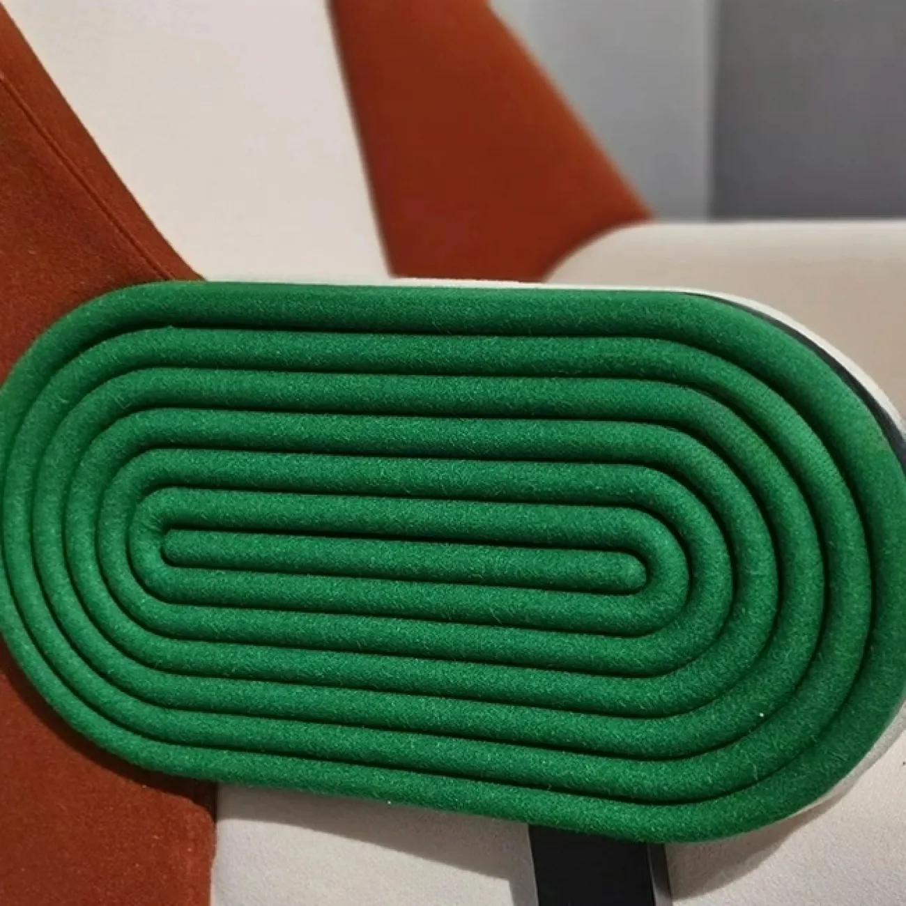 Стильное кресло Mozuo от LaLume из дерева и шерстяного флиса KR39712-32 Стильное кресло Mozuo от LaLume из дерева и шерстяного флиса KR39712-32