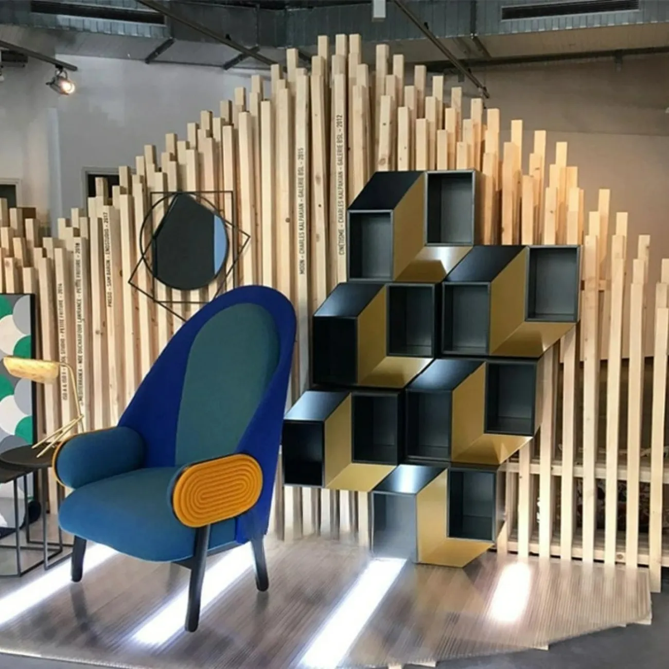 Стильное кресло Mozuo от LaLume из дерева и шерстяного флиса KR39712-32 Стильное кресло Mozuo от LaLume из дерева и шерстяного флиса KR39712-32