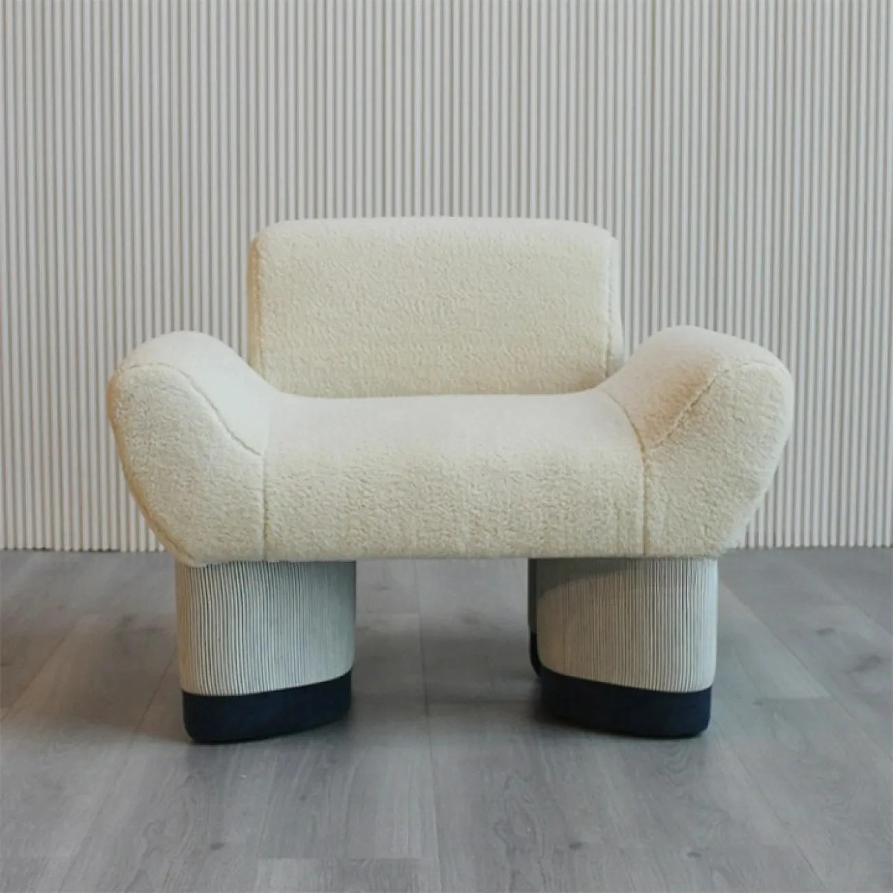 Стильное кресло Mozuo от LaLume из дерева и шерсти KR39716-32