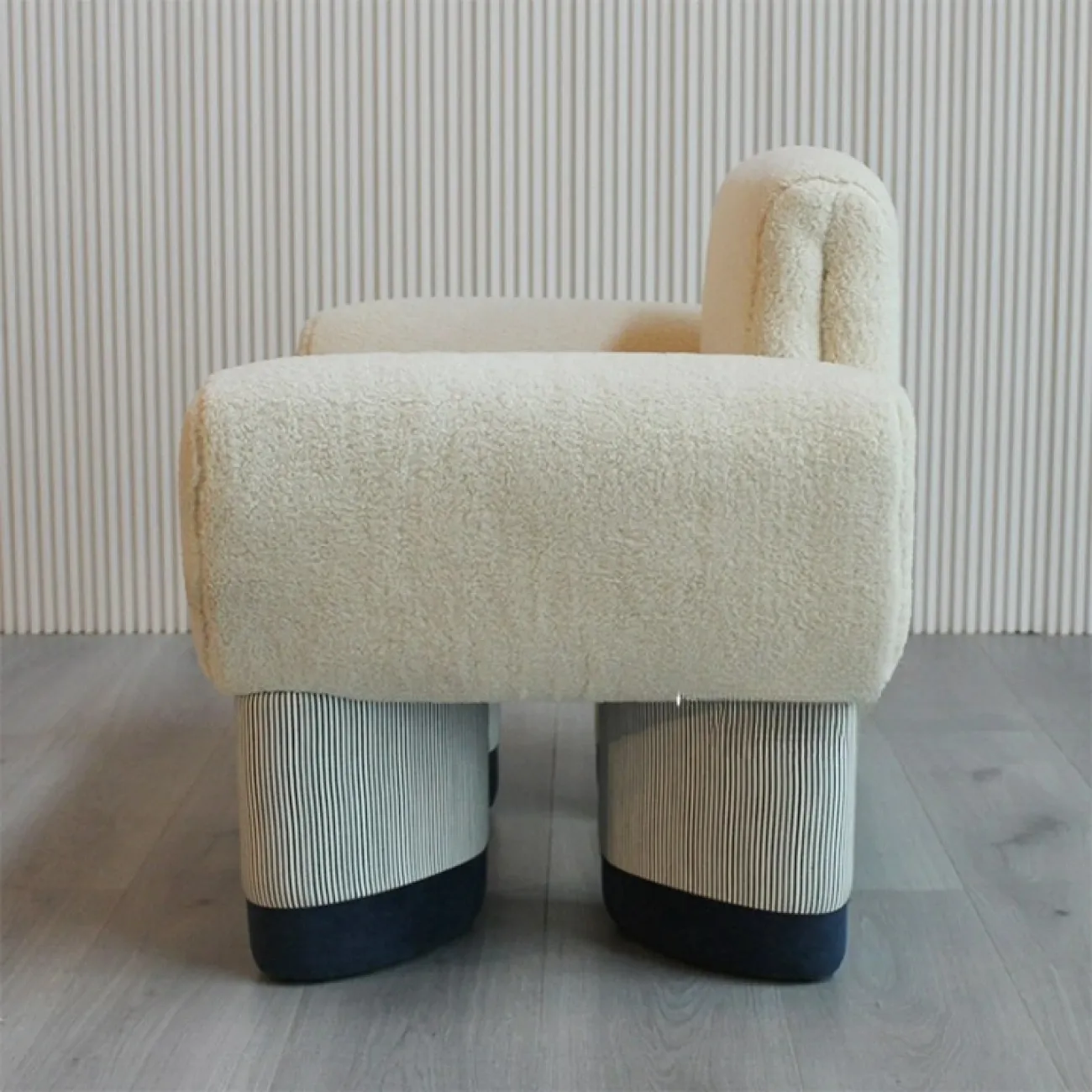 Стильное кресло Mozuo от LaLume из дерева и шерсти KR39716-32