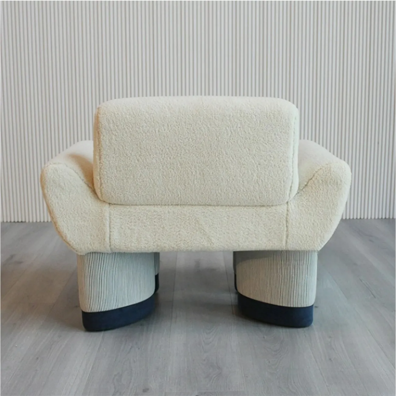 Стильное кресло Mozuo от LaLume из дерева и шерсти KR39716-32