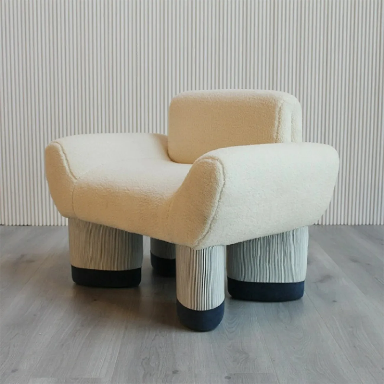 Стильное кресло Mozuo от LaLume из дерева и шерсти KR39716-32