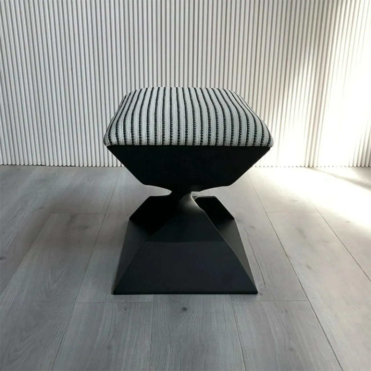 Лаконичный табурет Mozuo из стали TB39720-32