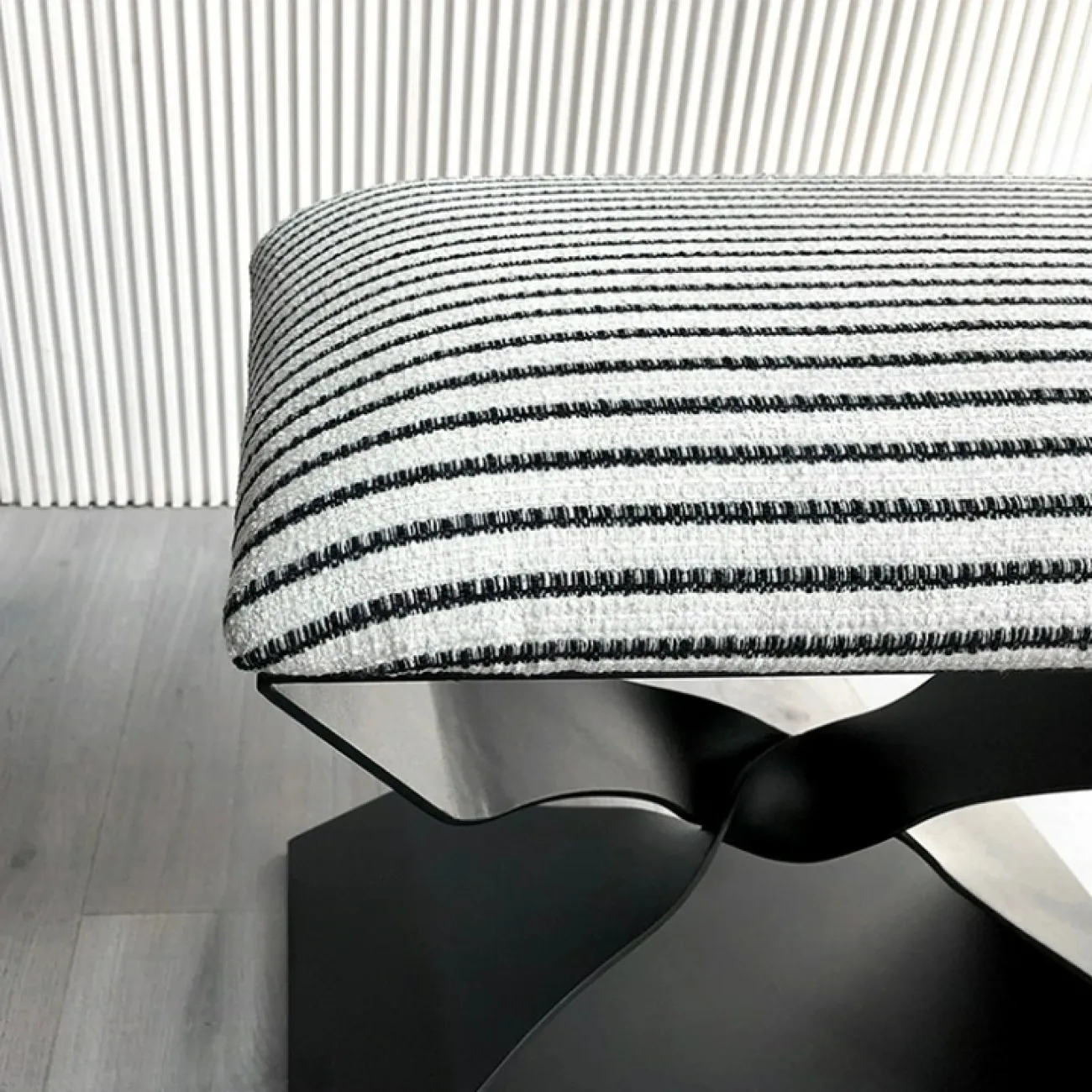 Лаконичный табурет Mozuo из стали TB39720-32