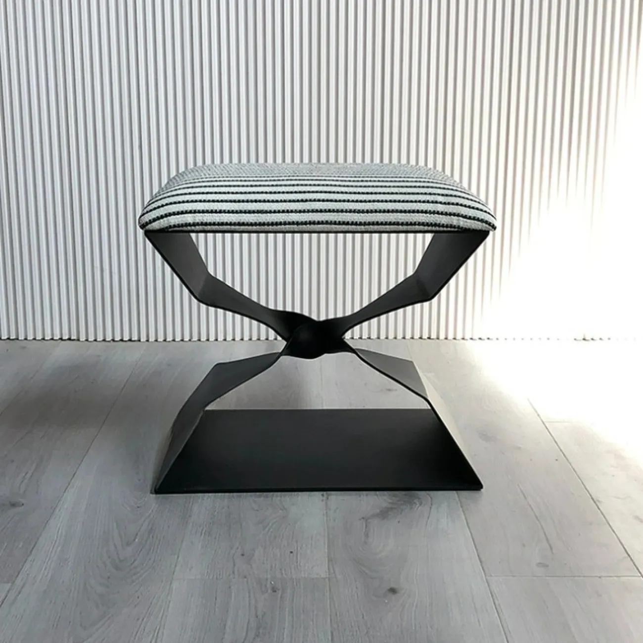 Лаконичный табурет Mozuo из стали TB39720-32