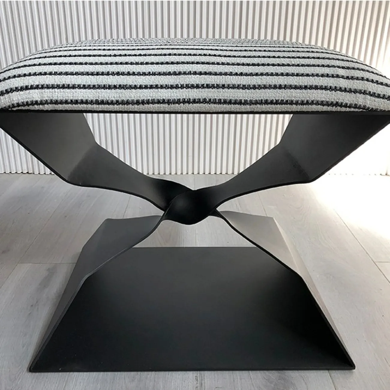 Лаконичный табурет Mozuo из стали TB39720-32