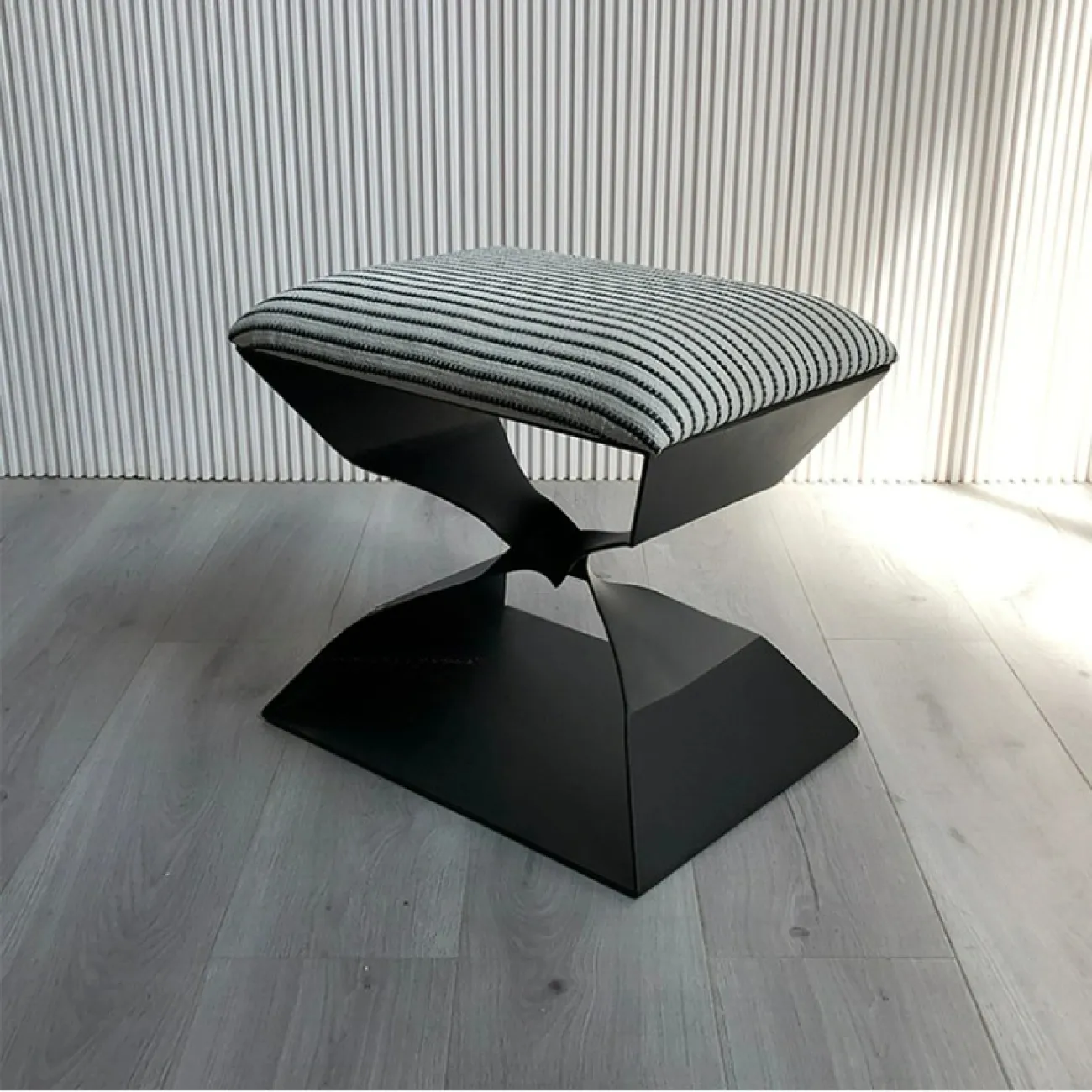 Лаконичный табурет Mozuo из стали TB39720-32