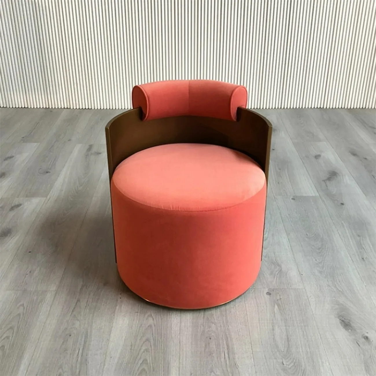 Стильное кресло Mozuo от LaLume из металла и дерева KR39721-32