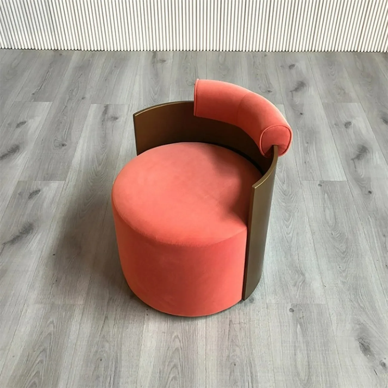 Стильное кресло Mozuo от LaLume из металла и дерева KR39721-32