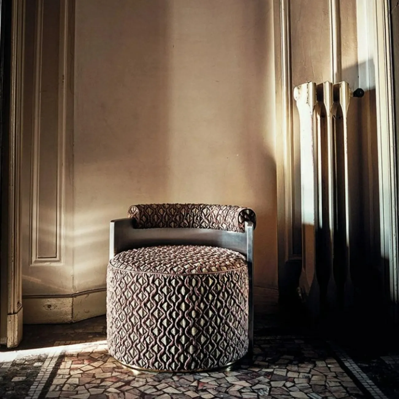 Стильное кресло Mozuo от LaLume из металла и дерева KR39721-32