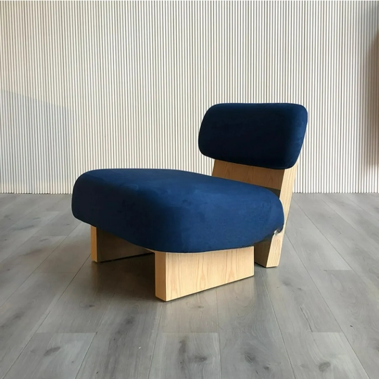 Комфортабельное кресло Mozuo от LaLume без подлокотников KR39723-32