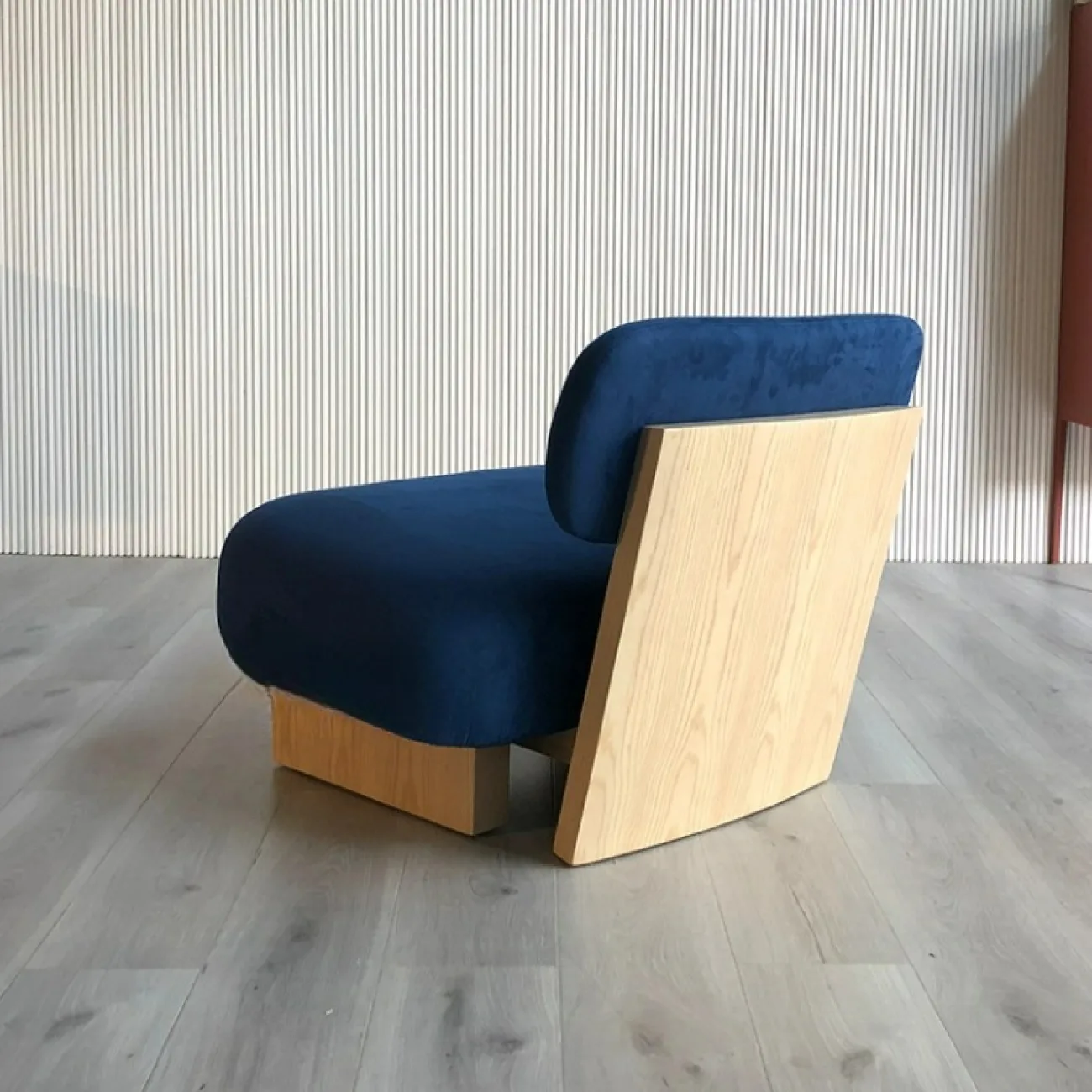 Комфортабельное кресло Mozuo от LaLume без подлокотников KR39723-32