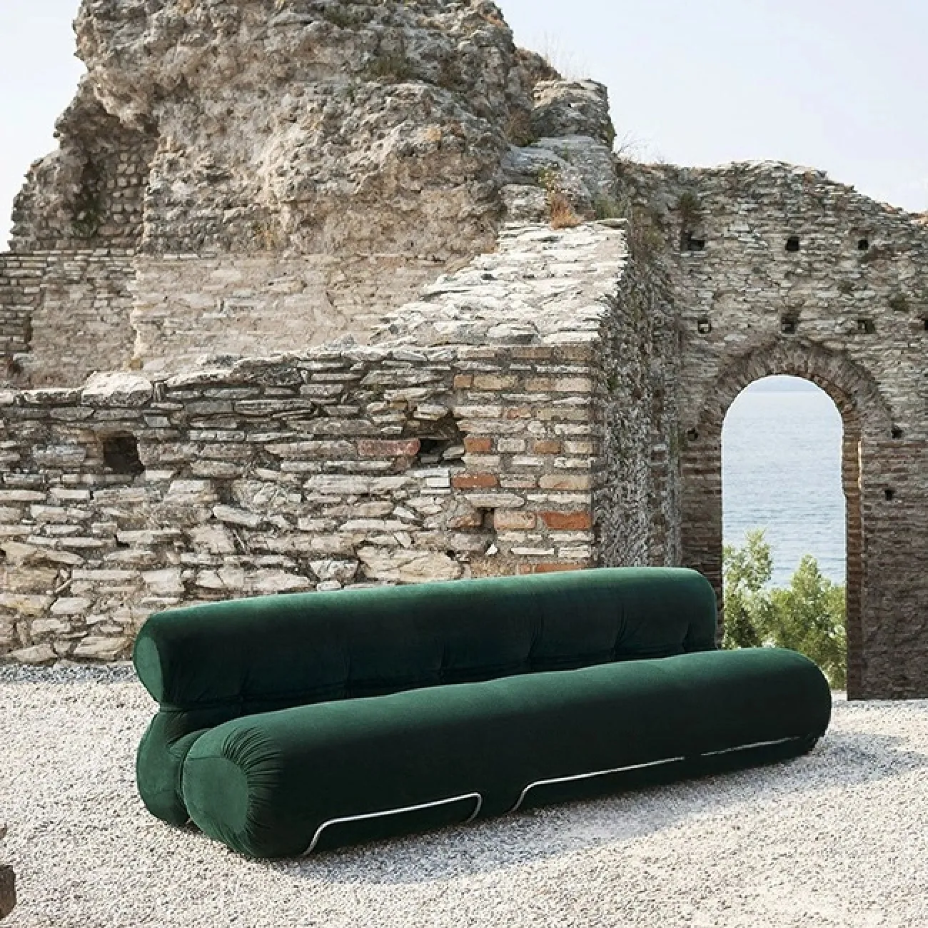 Трёхместный диван Mozuo от LaLume на металлическом каркасе DV39731-32