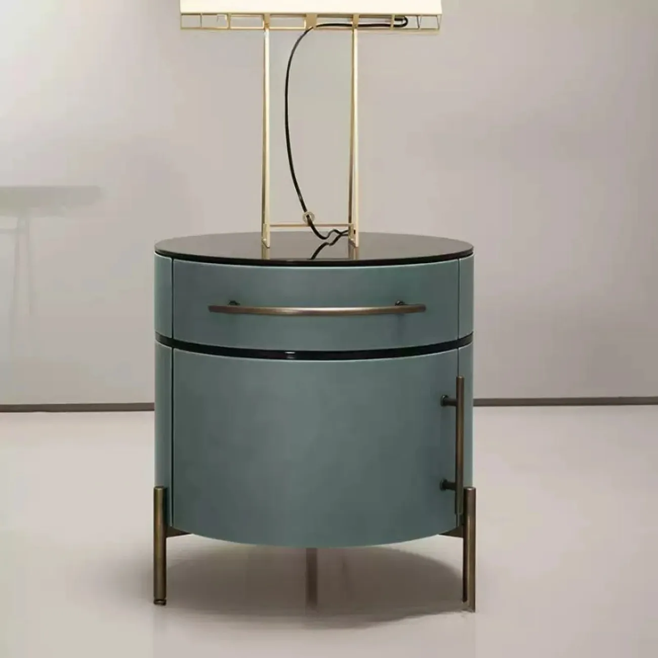 Оригинальная прикроватная тумба Minicum из дерева и кожи PT39754-32