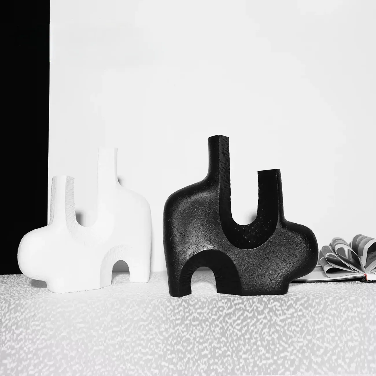 Дизайнерская декоративная настольная ваза от OTEIZA из смолы VZ39771-32