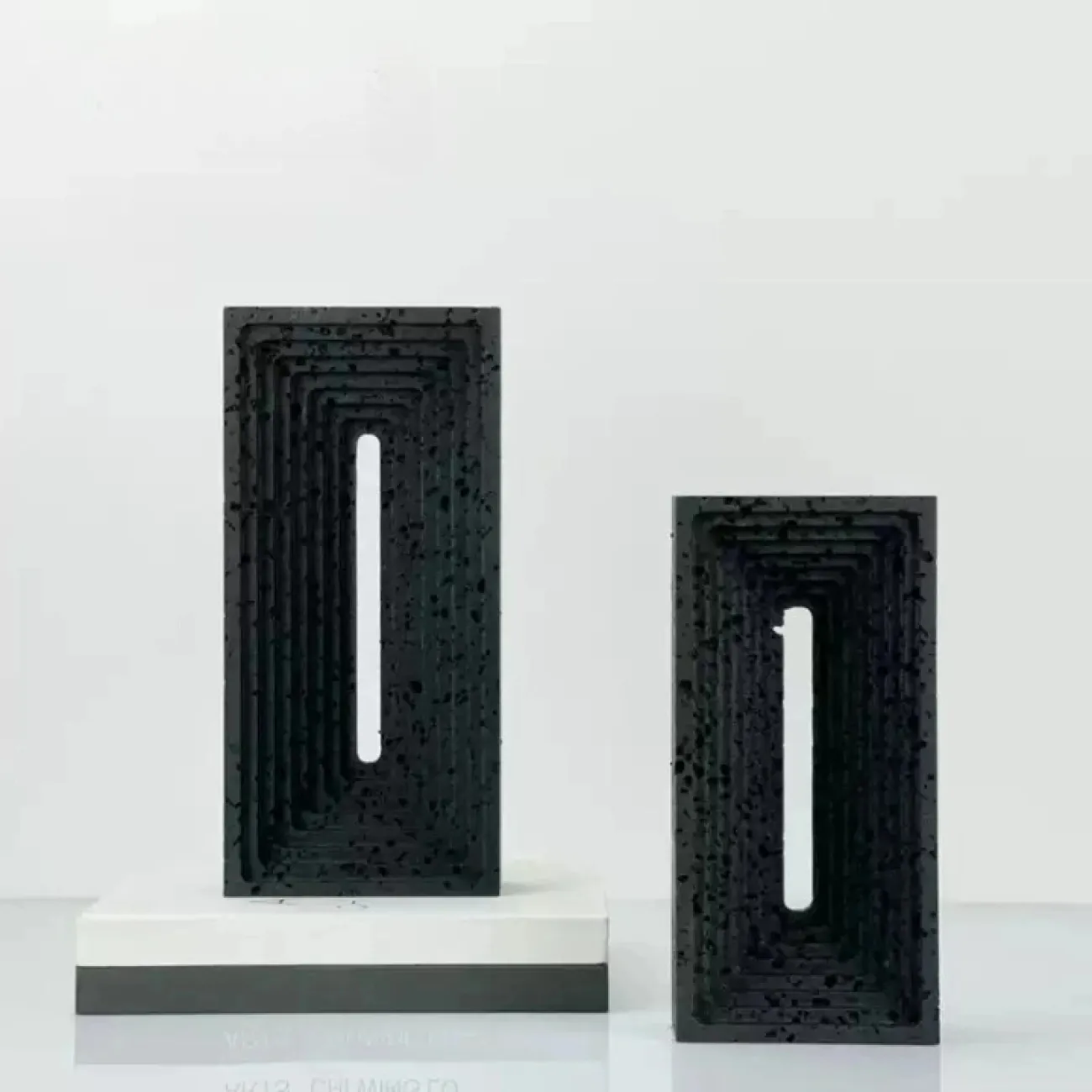 Оригинальная настольная ваза OTEIZA из композитного материала VZ39802-32