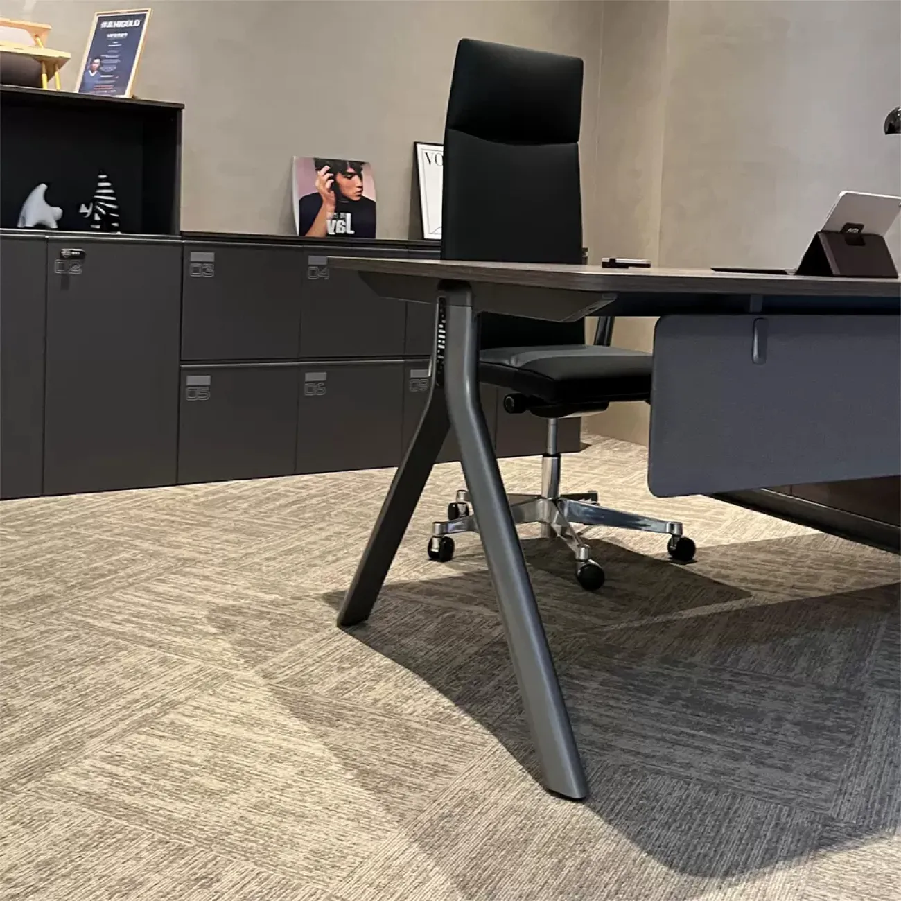 Лаконичный стол руководителя Dixin из ДСП OS40033-32 Лаконичный стол руководителя Dixin из ДСП OS40033-32