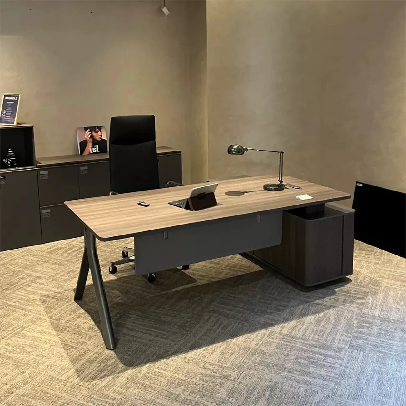 Лаконичный стол руководителя Dixin из ДСП OS40033-32 Лаконичный стол руководителя Dixin из ДСП OS40033-32