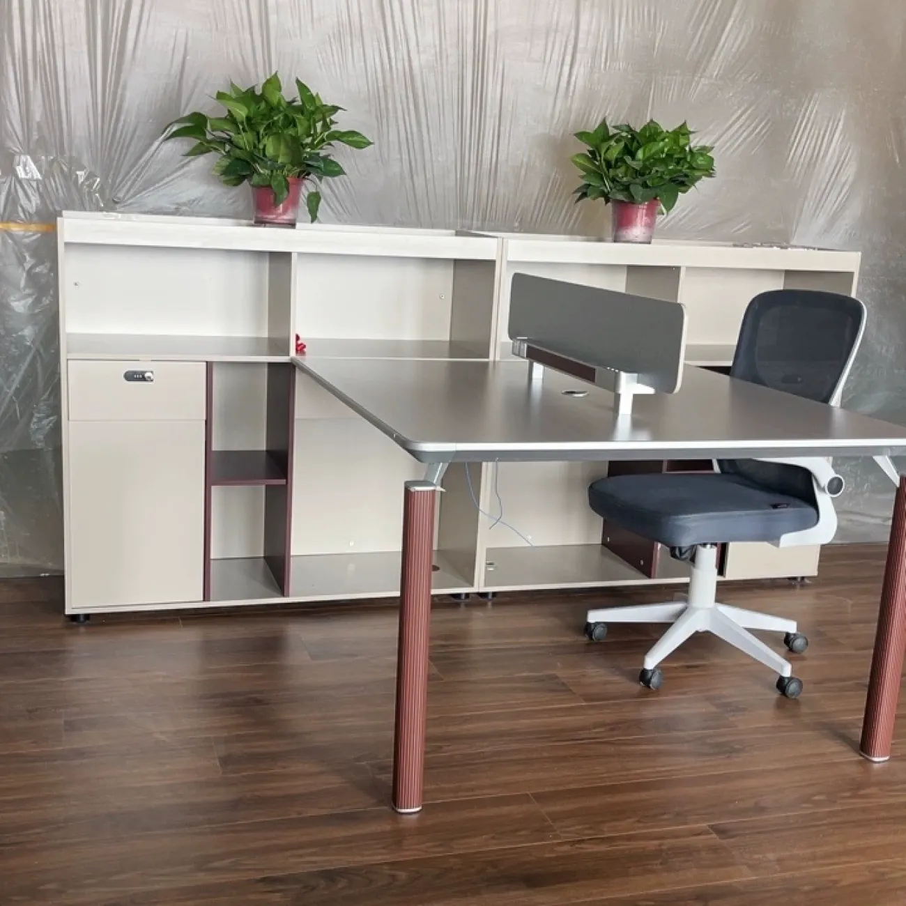 Практичный офисный стол Dixin с шкафом OS40045-32 Практичный офисный стол Dixin с шкафом OS40045-32