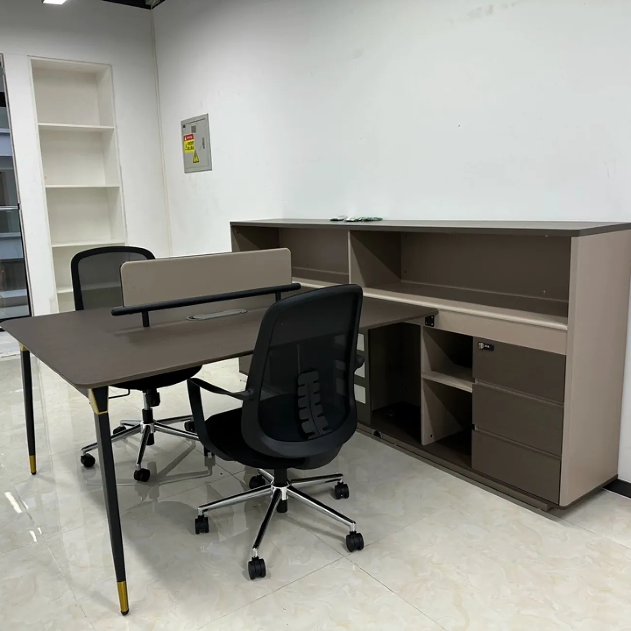 Практичный офисный стол Wolin из ДСП OS40111-32